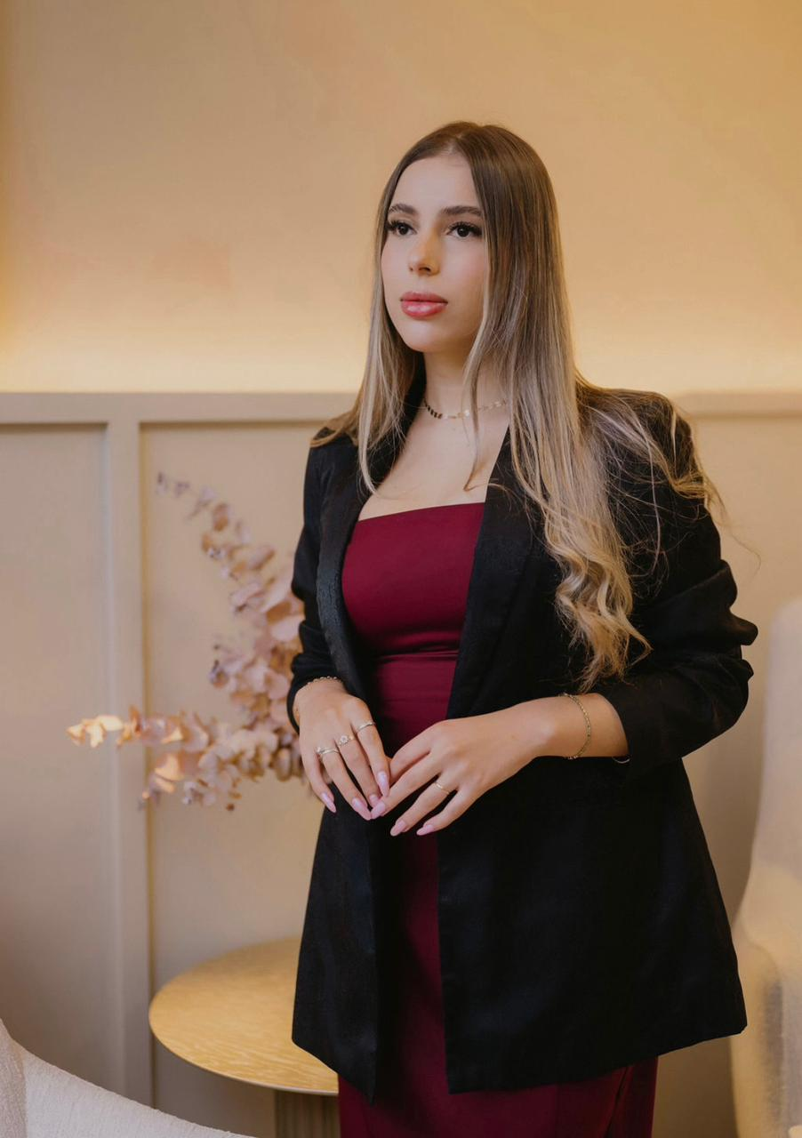 Foto da nutricionista Eduarda Antunes sorrindo